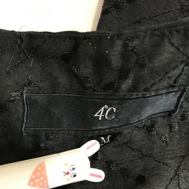 4℃(ヨンドシー)の4℃ 刺繍  総柄 ミニワンピース チュニック ノースリーブ  黒 サテン  M レディースのトップス(チュニック)の商品写真