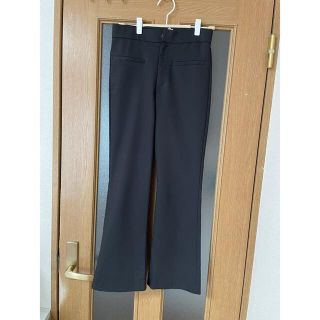 ザラ(ZARA)のZARA  ミニフレアーパンツ　黒(クロップドパンツ)