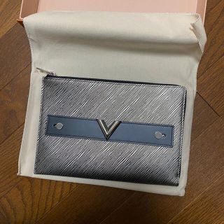 ルイヴィトン(LOUIS VUITTON)の【新品】ルイヴィトン エピ プラティーヌ ポシェット プラット クラッチバッグ(クラッチバッグ)