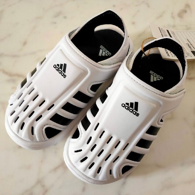 adidas(アディダス)の新品 アディダス キッズ サンダル 15cm キッズ/ベビー/マタニティのキッズ靴/シューズ(15cm~)(サンダル)の商品写真