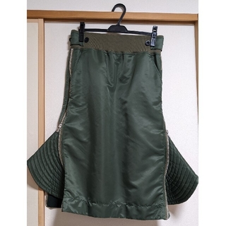 サカイ(sacai)のsacaiサカイ　MA-1サイドジップペプラムスカート　グリーン×オレンジ(ひざ丈スカート)
