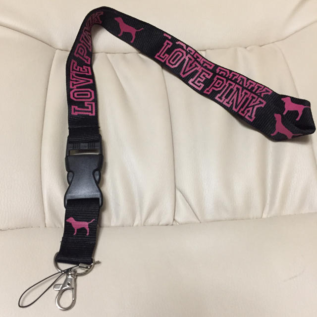 Victoria's Secret(ヴィクトリアズシークレット)の新品 Victoria's secret PINK ネックストラップ 黒 スマホ/家電/カメラのスマホアクセサリー(ネックストラップ)の商品写真