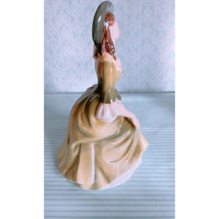 Royal Doulton - ロイヤルドルトン サンドラさん フィギュリンの通販 ... ロイヤルドルトン サンドラさん フィギュリン