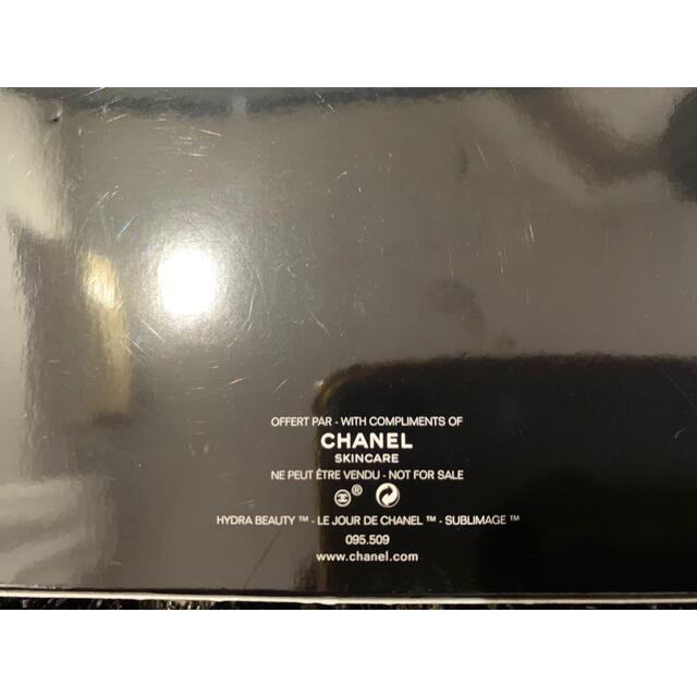 CHANEL(シャネル)のCHANEL 大きめの化粧ポーチ 白 新品未使用 箱あり コスメ/美容のメイク道具/ケアグッズ(メイクボックス)の商品写真