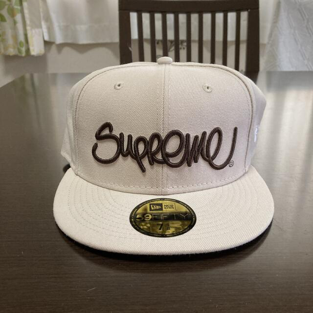 Supreme(シュプリーム)のsupreme Handstyle New Era ストーン  7 5/8 新品 メンズの帽子(キャップ)の商品写真