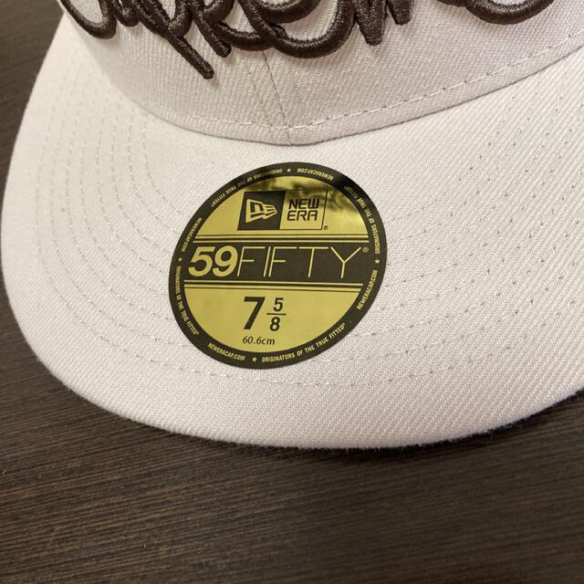 Supreme(シュプリーム)のsupreme Handstyle New Era ストーン  7 5/8 新品 メンズの帽子(キャップ)の商品写真