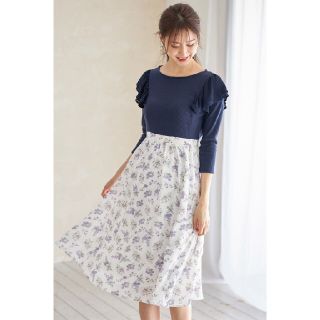 トッコ(tocco)のトッコ クローゼット肩フリルカットソーフラワードッキングワンピース　ネイビー　花(ひざ丈ワンピース)