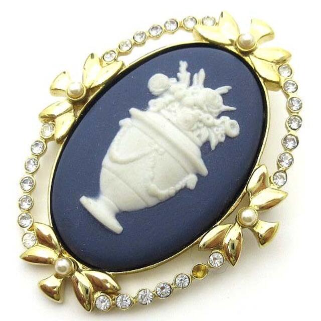 WEDGWOOD(ウェッジウッド)のウェッジウッド ジャスパー ブローチ カメオ リボン パール ロイヤルブルー レディースのアクセサリー(ブローチ/コサージュ)の商品写真