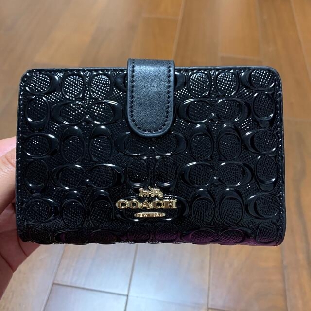 COACH(コーチ)の25937 コーチ　二つ折り財布　ブラックエナメル レディースのファッション小物(財布)の商品写真