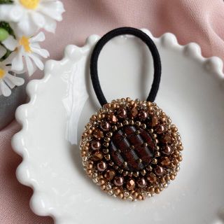 ヘアゴム　ビーズ刺繍☆ボタン ブラウン(ヘアアクセサリー)