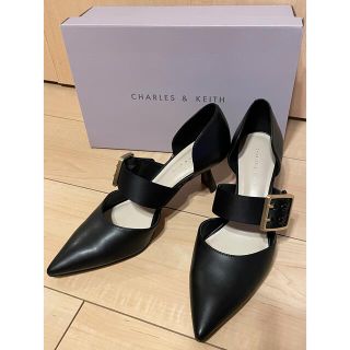 チャールズアンドキース(Charles and Keith)のパンプス オーバーサイズドバックル ポインテッドトゥパンプス(ハイヒール/パンプス)