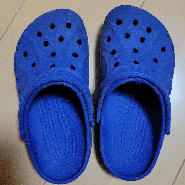 crocs(クロックス)のクロックス キッズ/ベビー/マタニティのキッズ靴/シューズ(15cm~)(サンダル)の商品写真