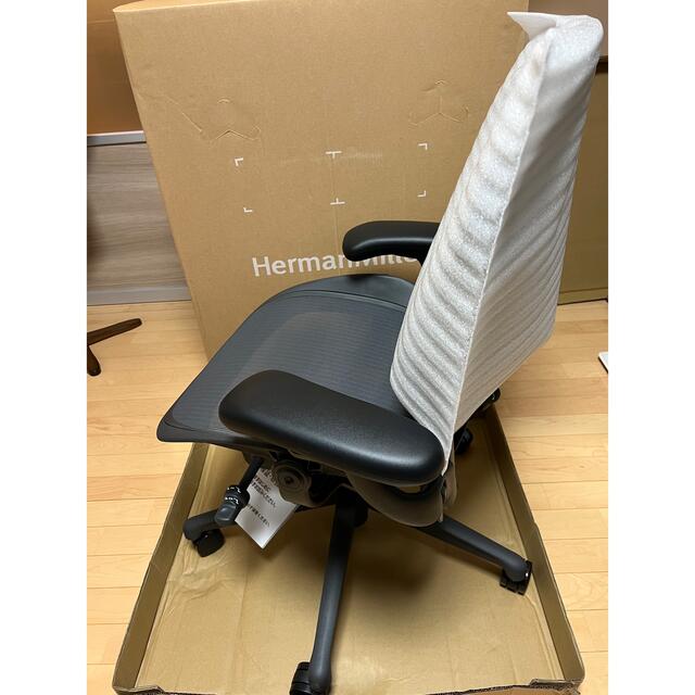 Herman Miller(ハーマンミラー)の新品 ハーマンミラー アーロンチェア  リマスタード Bサイズ グラファイト インテリア/住まい/日用品のオフィス家具(オフィスチェア)の商品写真