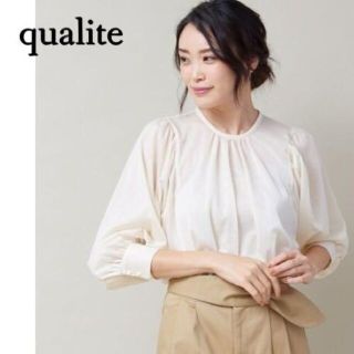 カリテ(qualite)の上品な透け感と光沢♪　華やかシャーリングブラウス　シャンパンゴールド　フリー(シャツ/ブラウス(長袖/七分))