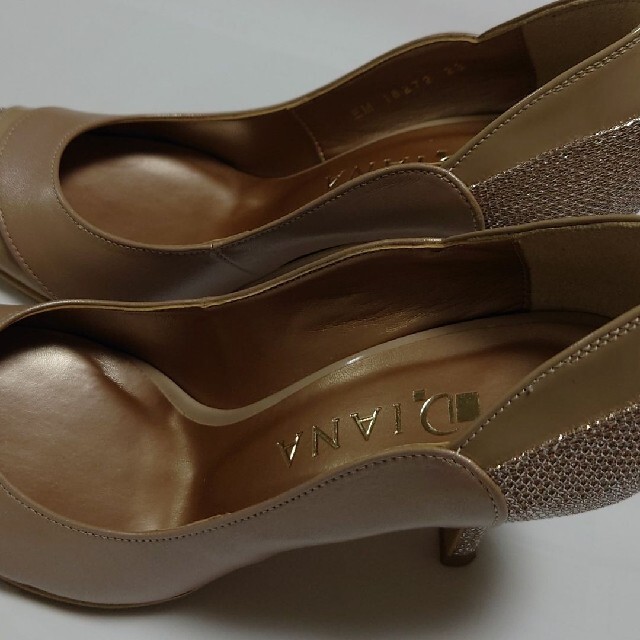 DIANA(ダイアナ)のDIANA シャンパンゴールド　バイカラー　美品 レディースの靴/シューズ(ハイヒール/パンプス)の商品写真