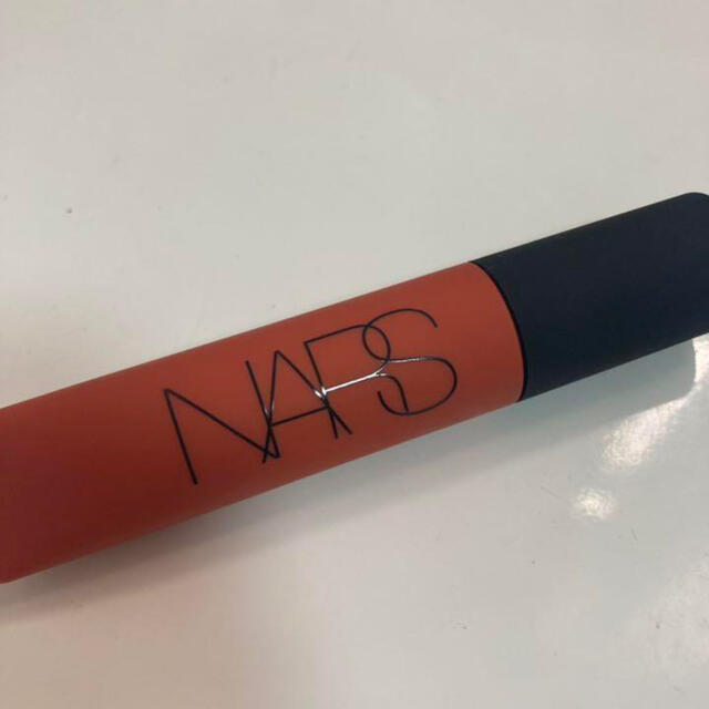 NARS(ナーズ)のNARS エアーマットリップカラー 02690 ウォームシナモン モロッコ コスメ/美容のベースメイク/化粧品(口紅)の商品写真