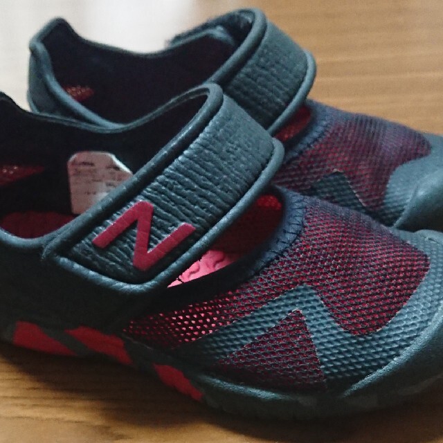 New Balance(ニューバランス)のニューバランス サンダル ウォーターシューズ 黒×赤 15.5cm キッズ/ベビー/マタニティのキッズ靴/シューズ(15cm~)(サンダル)の商品写真