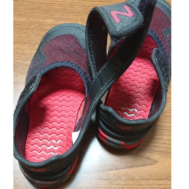 New Balance(ニューバランス)のニューバランス サンダル ウォーターシューズ 黒×赤 15.5cm キッズ/ベビー/マタニティのキッズ靴/シューズ(15cm~)(サンダル)の商品写真