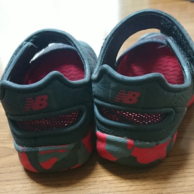 New Balance(ニューバランス)のニューバランス サンダル ウォーターシューズ 黒×赤 15.5cm キッズ/ベビー/マタニティのキッズ靴/シューズ(15cm~)(サンダル)の商品写真