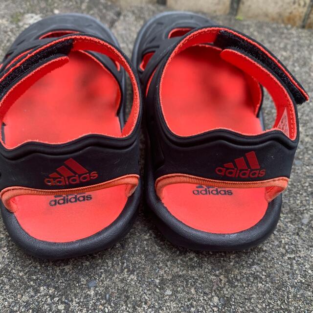 adidas(アディダス)の（crazy man様専用） サンダル簡単！黒/赤 キッズ/ベビー/マタニティのキッズ靴/シューズ(15cm~)(サンダル)の商品写真