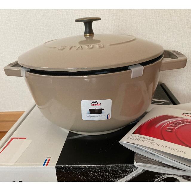 STAUB(ストウブ)の送料込み【新品未使用】staub wa-nabe Lサイズ　20cm リネン インテリア/住まい/日用品のキッチン/食器(鍋/フライパン)の商品写真