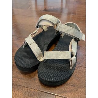 テバ(Teva)のテバ　サンダル　ゴールド　美品　Lサイズ（24〜24.5）(サンダル)