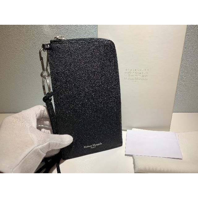 Maison Martin Margiela(マルタンマルジェラ)のメゾンマルジェラ　レザー　フォンケース　黒 スマホ/家電/カメラのスマホアクセサリー(iPhoneケース)の商品写真