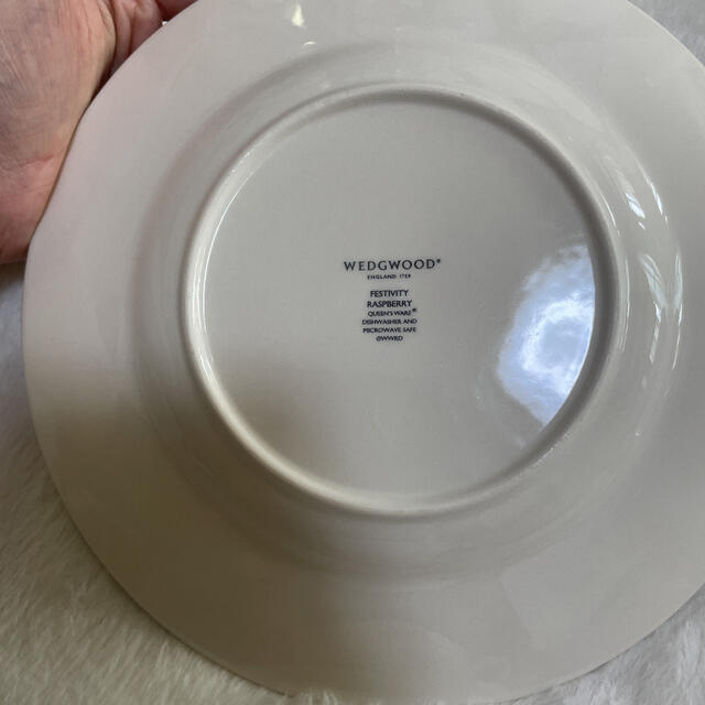 WEDGWOOD(ウェッジウッド)のみずか様専用　フェスティビティ　ラズベリー　21cmプレートとカップソーサー インテリア/住まい/日用品のキッチン/食器(食器)の商品写真