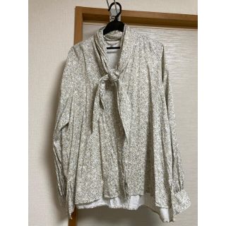 マウジー(moussy)のマウジー　スカーフ風花柄ブラウス(シャツ/ブラウス(長袖/七分))