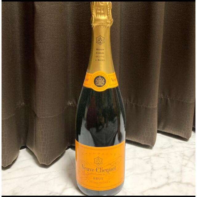 MOËT & CHANDON(モエエシャンドン)の⭐️2本セット⭐️ヴーヴ　イエロー　ヴーヴクリコ　750ml⭐️ 食品/飲料/酒の酒(シャンパン/スパークリングワイン)の商品写真