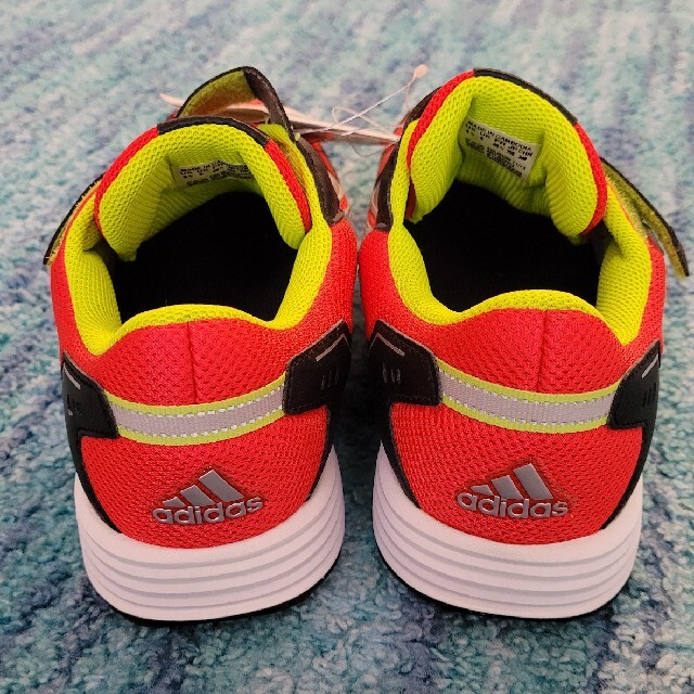 adidas(アディダス)のフリ子様　専用　adidas シューズ 未使用品　25.0 キッズ/ベビー/マタニティのキッズ靴/シューズ(15cm~)(スニーカー)の商品写真