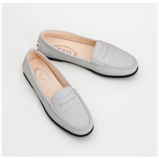 トッズ(TOD'S)のレザー シティ ゴンミーニ ドライビングシューズ - ホワイト(ローファー/革靴)