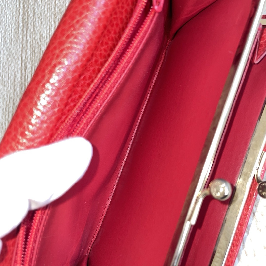 celine(セリーヌ)の極美品 オールドセリーヌ 二つ折り長財布 シボ革レザー がま口 赤 ロゴプレート レディースのファッション小物(財布)の商品写真
