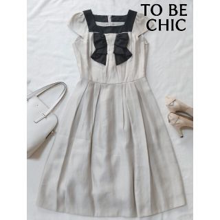 トゥービーシック(TO BE CHIC)のTO BE CHIC 半袖ワンピース バイカラー リボン 40 ベージュ(ひざ丈ワンピース)