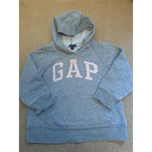 GAP(ギャップ)の100 GAP ロゴ　パーカー　スウェット　フーディー　グレー キッズ/ベビー/マタニティのキッズ服女の子用(90cm~)(Tシャツ/カットソー)の商品写真