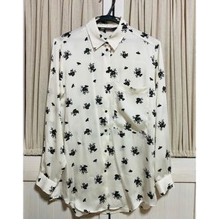 ザラ(ZARA)の【新品】ZARA サテンブラウス 花柄 ホワイト×ネイビー(シャツ/ブラウス(長袖/七分))