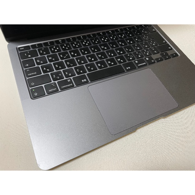 Apple(アップル)の13インチ MacBook Air M1 MGN63J/A スペースグレー スマホ/家電/カメラのPC/タブレット(ノートPC)の商品写真