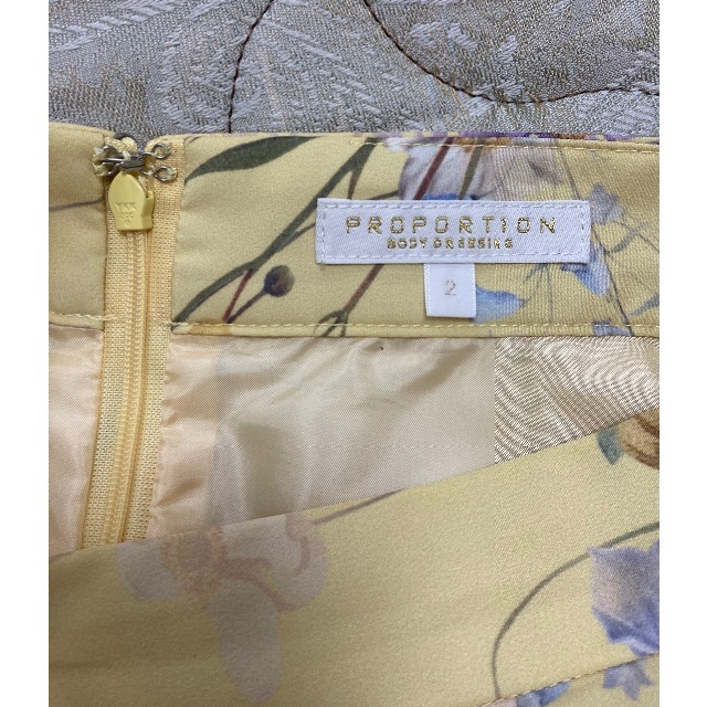 PROPORTION BODY DRESSING(プロポーションボディドレッシング)のプロポーションボディドレッシング アシメラッフルフラワープリントスカート レディースのスカート(ひざ丈スカート)の商品写真