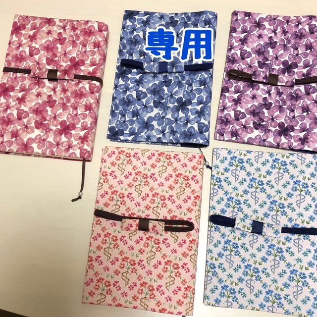 みーちゃんさま専用　リバティ生地使用　ハンドメイド　ブックカバー ハンドメイドの文具/ステーショナリー(ブックカバー)の商品写真