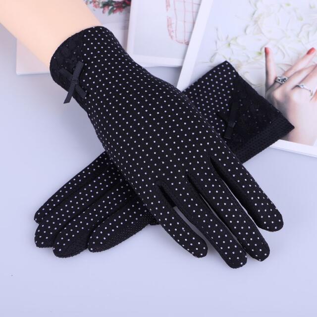日焼け防止 手袋 ブラック UVカット 滑り止め 防菌  水玉 黒 スマホ レディースのファッション小物(手袋)の商品写真