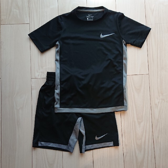 NIKE(ナイキ)の★週末セール★NIKE 上下セット S 130cmくらい キッズ/ベビー/マタニティのキッズ服男の子用(90cm~)(Tシャツ/カットソー)の商品写真