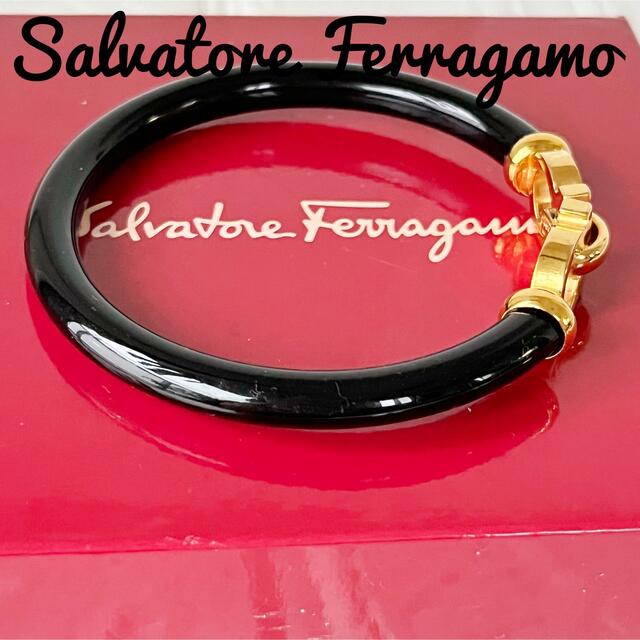 Salvatore Ferragamo(サルヴァトーレフェラガモ)の☆アン様専用☆フェラガモ ガンチーニ バングル GP 黒 ブレスレット レディースのアクセサリー(ブレスレット/バングル)の商品写真