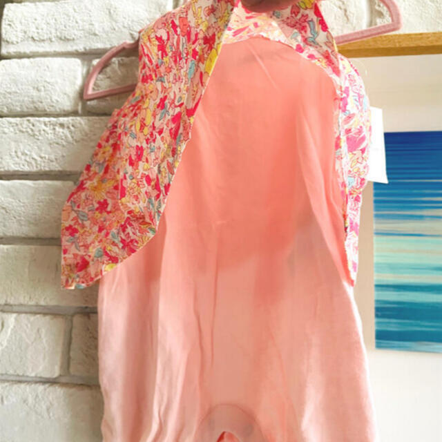 babyGAP(ベビーギャップ)の新品タグ付き　ベビーギャップ　フラワーカバーオール キッズ/ベビー/マタニティのベビー服(~85cm)(カバーオール)の商品写真