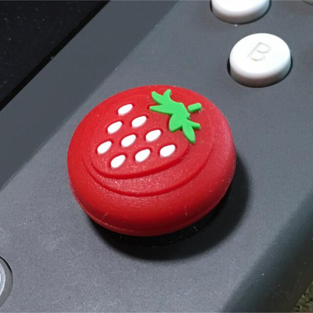 Nintendo Switch(ニンテンドースイッチ)のいちご　Switch　スイッチ　ジョイコン　スティックカバー　赤&濃いピンク4個 エンタメ/ホビーのゲームソフト/ゲーム機本体(その他)の商品写真
