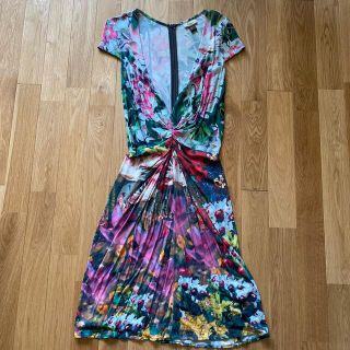 イッサロンドン(Issa London)の【美品】ISSA London 花柄ワンピース　US2 / UK6(ひざ丈ワンピース)