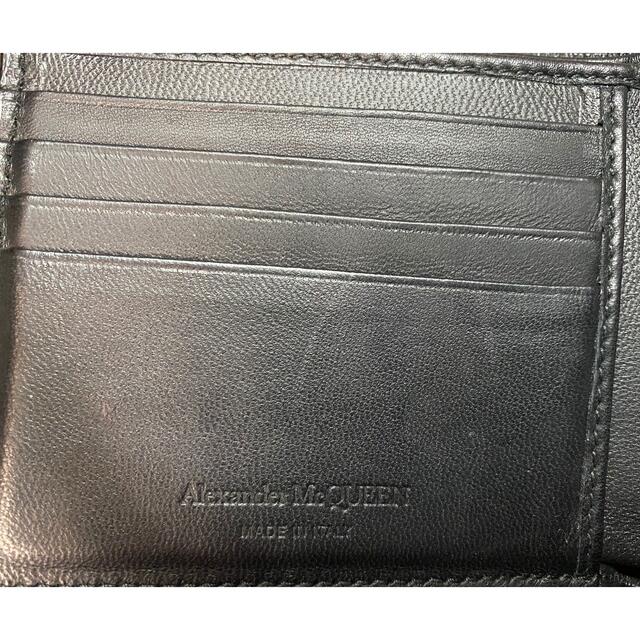 Alexander McQueen(アレキサンダーマックイーン)のAlexander McQUEEN カーフレザー(牛革) 二つ折り財布 ブラック メンズのファッション小物(折り財布)の商品写真