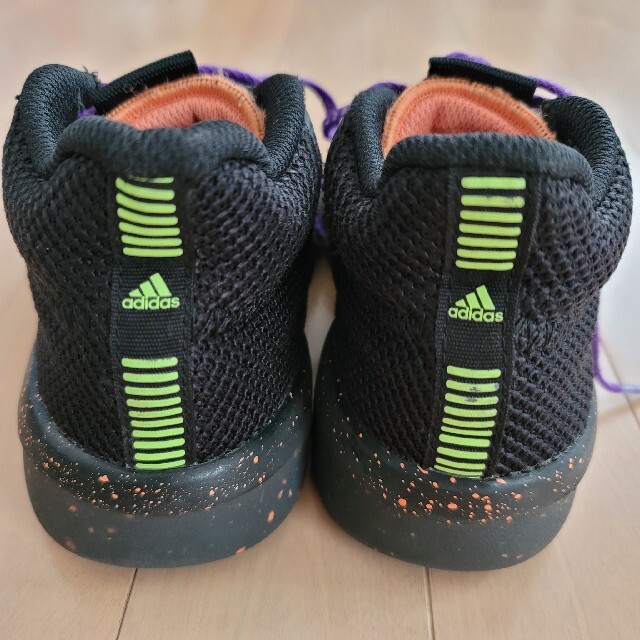 adidas(アディダス)のアディダス　ジュニア　バスケットボールシューズ　21.0cm スポーツ/アウトドアのスポーツ/アウトドア その他(バスケットボール)の商品写真