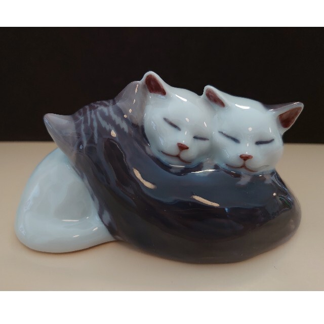 ROYAL COPENHAGEN(ロイヤルコペンハーゲン)の【極美品】ロイヤルコペンハーゲン 304「スリーピング キャット(3匹の猫)」 インテリア/住まい/日用品のインテリア小物(置物)の商品写真