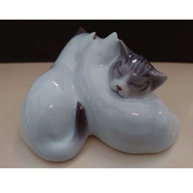 ROYAL COPENHAGEN(ロイヤルコペンハーゲン)の【極美品】ロイヤルコペンハーゲン 304「スリーピング キャット(3匹の猫)」 インテリア/住まい/日用品のインテリア小物(置物)の商品写真