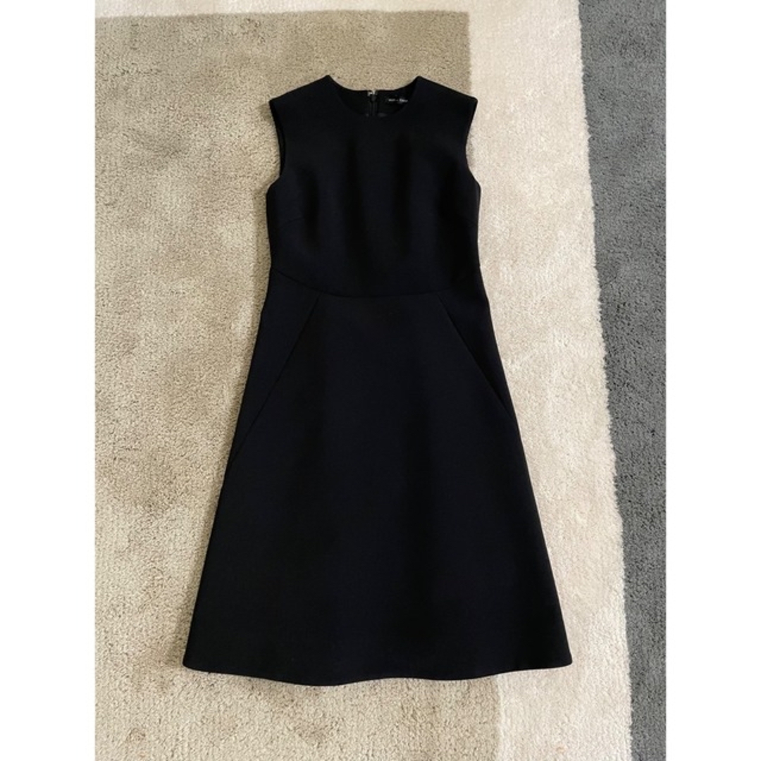 BARNEYS NEW YORK(バーニーズニューヨーク)のYOKO CHAN　リトルブラックワンピース　　Flared Dress レディースのワンピース(ひざ丈ワンピース)の商品写真